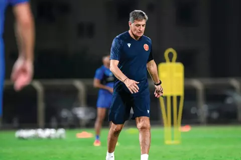 القادسية السعودي يعلن رحيل ميشيل جونزاليس من تدريب الفريق 